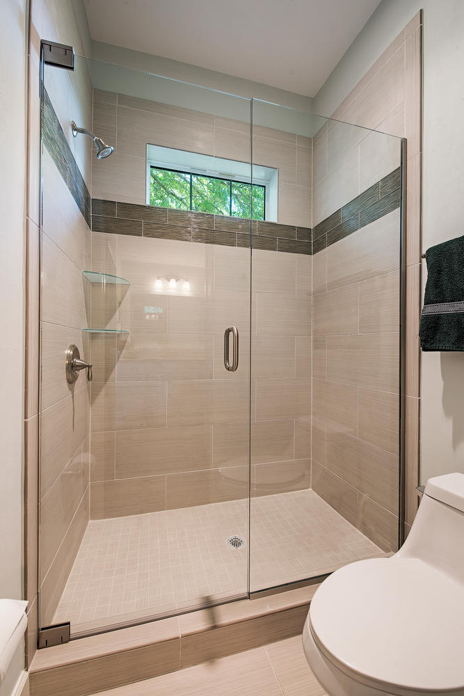 4151 Pelicans Nest Drive large 006 4 GuestShower 668x1000 72dpi