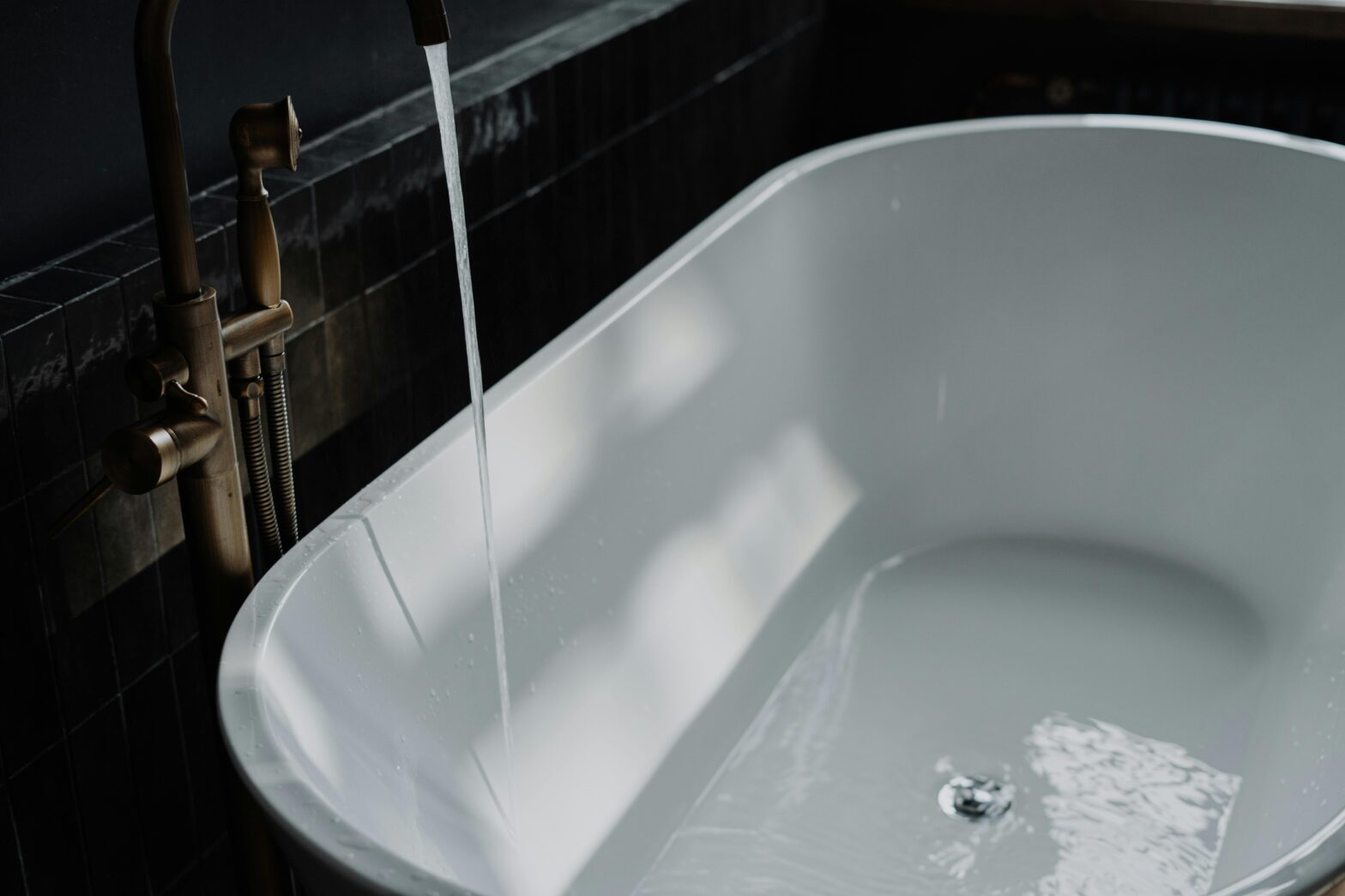 Which Bathtub to Choose and Why: A Guide to Selecting the Perfect Tub for Your Luxury Bathroom Remodel Which Bathtub to Choose and Why: A Guide to Selecting the Perfect Tub for Your Luxury Bathroom Remodel